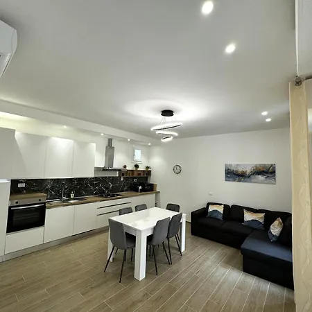 Florence Apt *